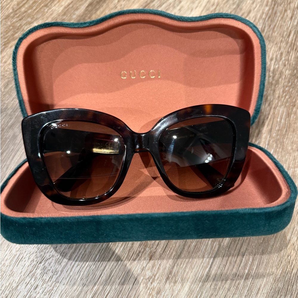 GUCCI Sunglasses

Authentic

Tortoise/Brown